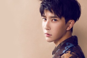 九游娱乐APP-库里在慈善赛中命中压哨远投，库里发挥最好的比赛